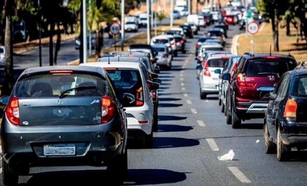 Trânsito caótico com carros, pedestres e ciclistas